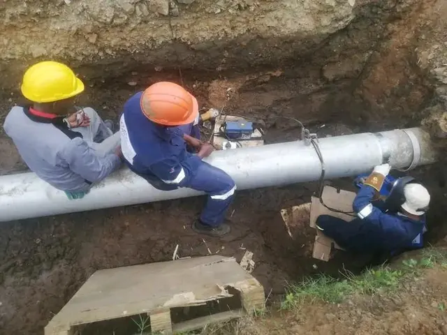 Welding a pipe joint in the trench